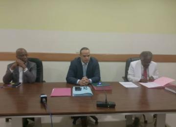 Le DG de la SNEL, Fabrice LUSINDE, au milieu,  entouré par le banc syndical 