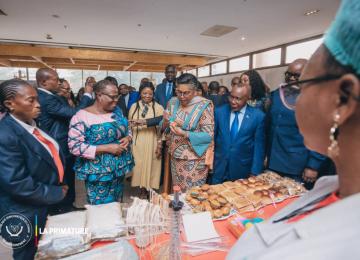 La Première Ministre Judith Suminwa visitant quelques inventions congolaises 