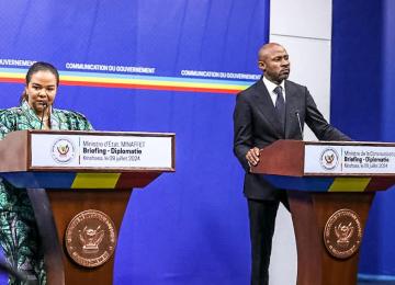 La MINETAT aux Affaires étrangères, Thérèse Kayikwamba, et le porte-parole du gouvernement Patrick Muyaya, lors du briefing