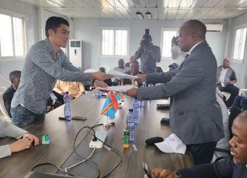 Remise et reprise entre le Représentant de Shanghai Electric, Vincent Qin, et le Directeur de la Coordination des grands projets (DGR), Léon Makwenge, en présence des délégués de la SNEL