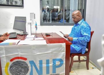 Félix Tshisekedi recevant sa carte d'identité à l'ONIP