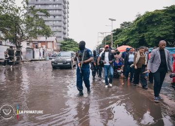 Judith Suminwa en visite des travaux de construction des routes à Kinshasa 