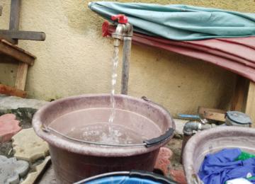 L'eau coulant au robinet. Photo d'illustration. 