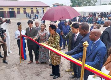 Raïssa Malu inaugurant les bâtiments à N'sele