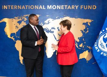 Doudou Fwamba, ministre congolais des Finances et avec Kristalina Georgieva, directrice générale du Fonds monétaire international (FMI), à Washington