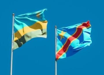 Drapeaux de la RDC et du Rwanda 