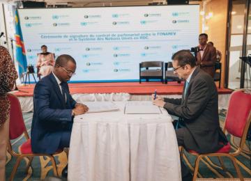 De gauche à droite: le DG du FONAREV, Patrick Fata Mapungu, et le coordonnateur résident  du Système des Nations Unies en RDC, Bruno Lemarquis, signant le partenariat pour une assistance aux victimes des violences sexuelles et des crimes dans les Kivu.
