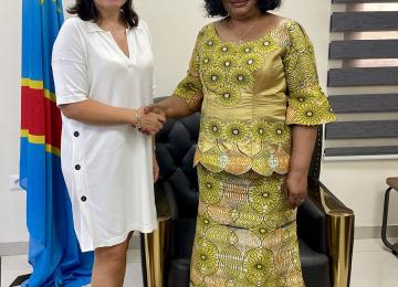 L'ambassadrice belge en RDC, Roxane de Bilderling, et la nouvelle ministre de l'Environnement  et Développement durable, Nyange Ndambo, après leur rencontre 