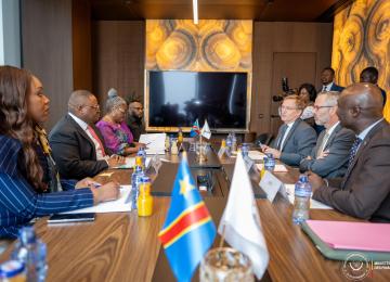 Doudou Fwamba, ministre de Finances, et l'ambassadeur francais en RDC, Rémi Maréchaux mercredi lors de leur rencontre à Kinshasa