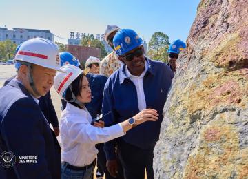 Louis Watum, ministre de Mines à Pékin, en Chine, avec les responsables de Zijin Mining Group