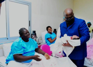 Le président Félix Tshisekedi en visite dans une structure de santé lors du lancement du programme de couverture Santé universelle à Kinshasa 