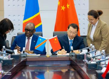 Signature entre les deux parties 