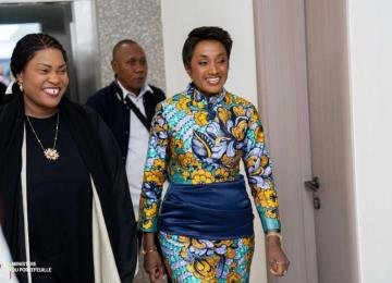De g-d, Mme Fifi Masuka la gouverneure de Lualaba et Mme Julie Shiku, ministre du Portefeuille.