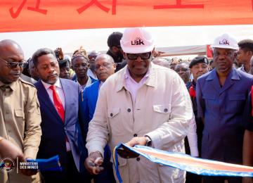 Louis Watum lançant les activités de prospection géologique du projet MICKA à Mbujimayi.