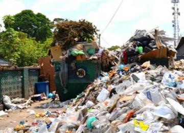 Des déchets plastiques envahissent la ville de Kinshasa.
