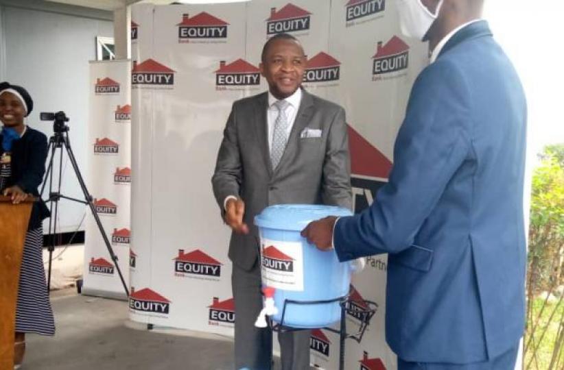 Remise des kits anti covid-19 à Equity Bank. Ph ACTUALITE.CD.