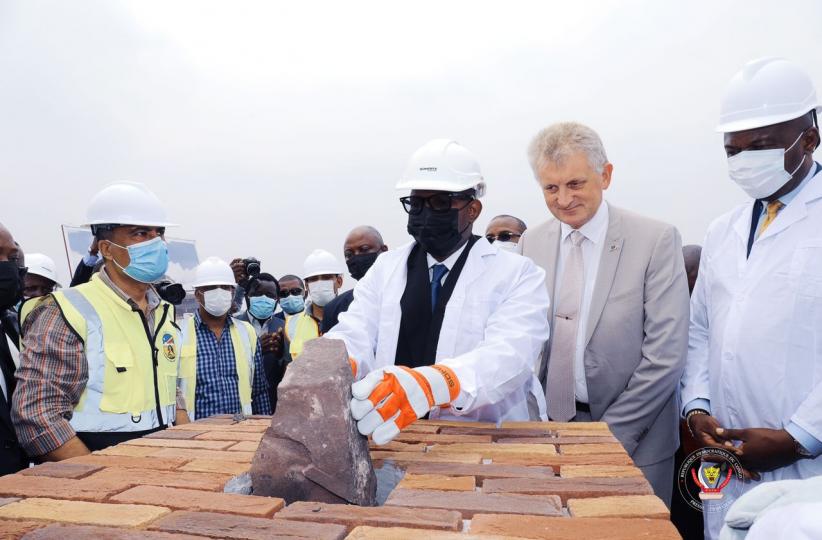 Pose de la première pierre de construction