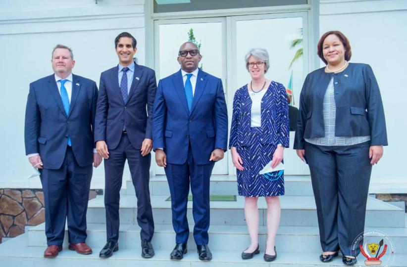 Le Premier Ministre et des officiels de la Maison Blanche et du Département d'État 