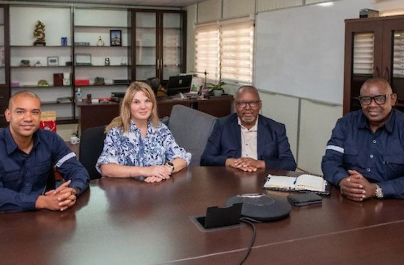 (LR) Olivier Binyingo (Vice-président Affaires publiques d'Ivanhoe Mines RDC), Marna Cloete (Présidente d'Ivanhoe Mines), Alphonse Kaputo Kalubi (Président de la Gécamines) et Louis Watum (Directeur général, Kipushi Corporation) discutant du partenariat 