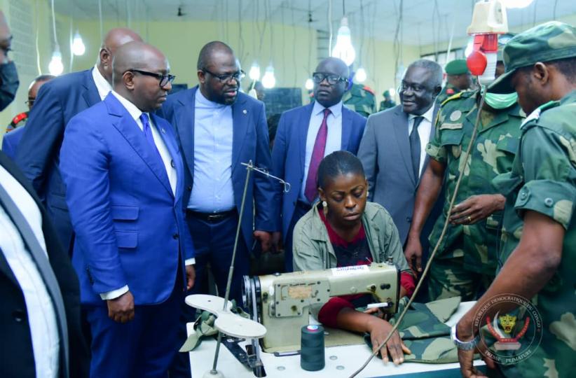 Le Premier Ministre en visite à l'atelier des confection des tenues militaires 