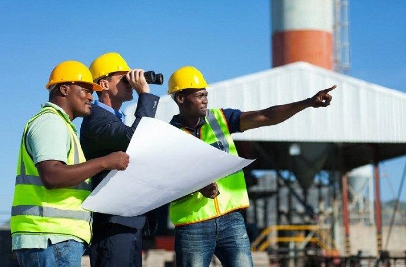 Des travailleurs dans un chantier 