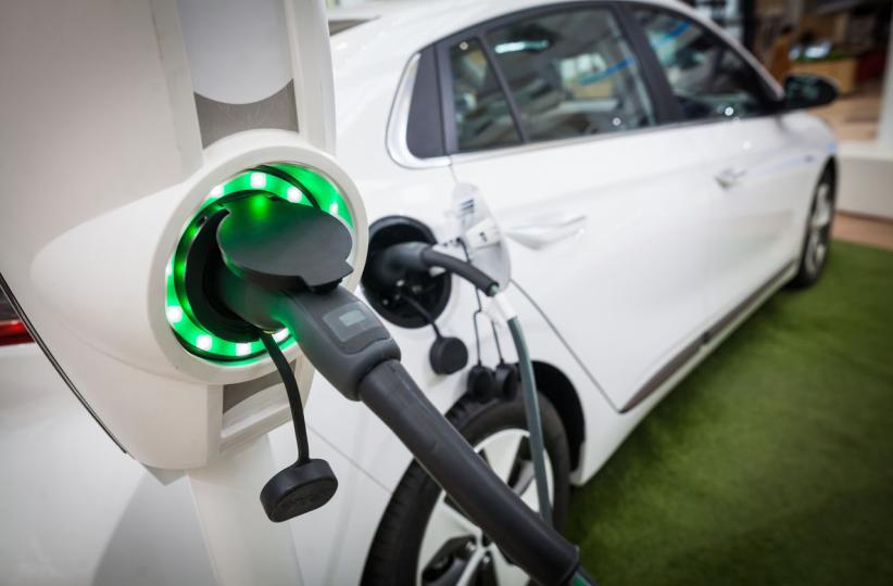 Un véhicule électrique en charge