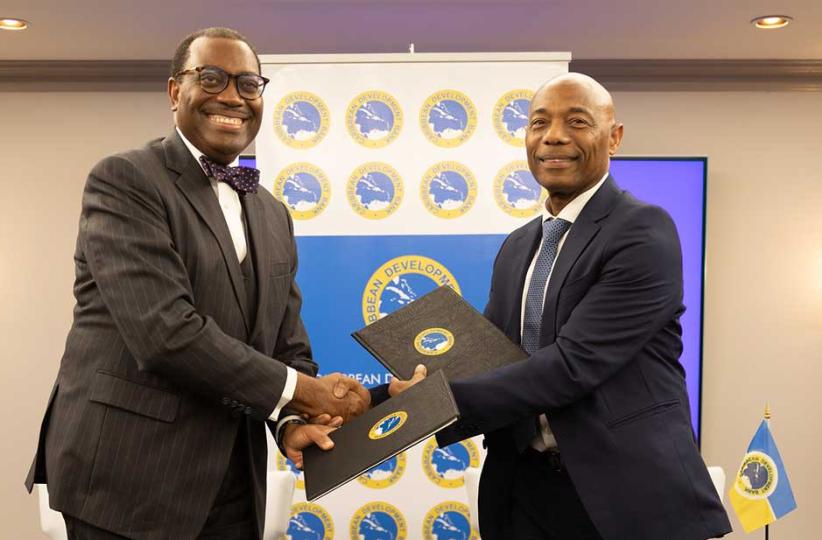 Poignée de main entre le président de la BAD et celui de la Banque de développement des Caraïbes