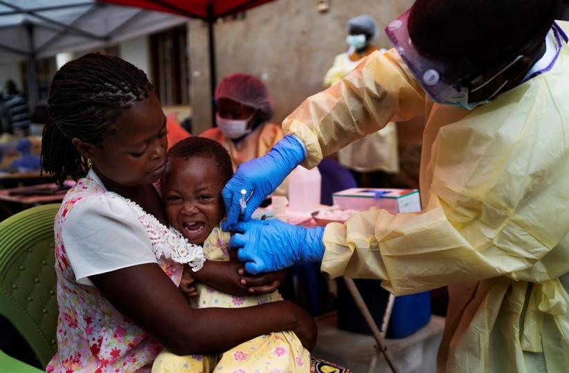 Vaccination d'un enfant.