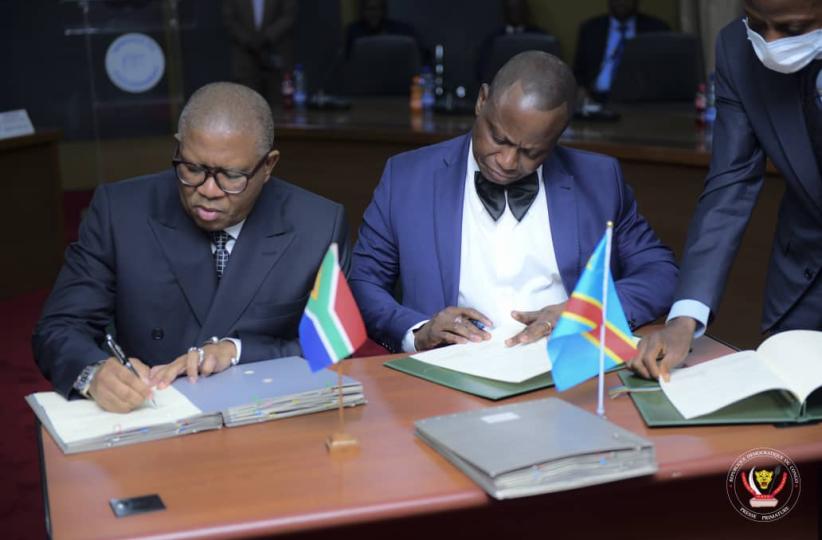 Les ministres des Transports sud-africain et congolais signant le protocole d'accord 