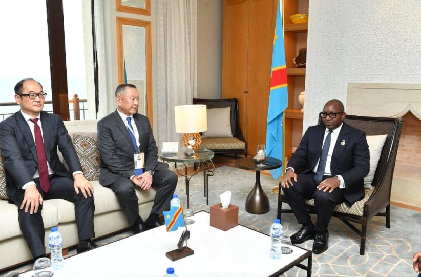 Le Premier Ministre et le staff de Mitsubishi 