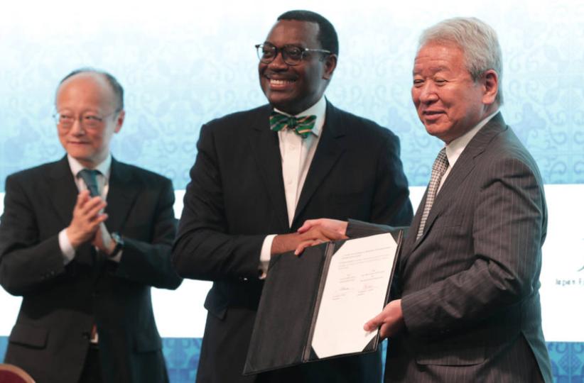 De g. à dr.: Masato Kanda, vice-ministre des Finances/Affaires internationales du Japon; Akinwumi Adesina, président de la BA ; Akihiko Tanaka, président de la JICA