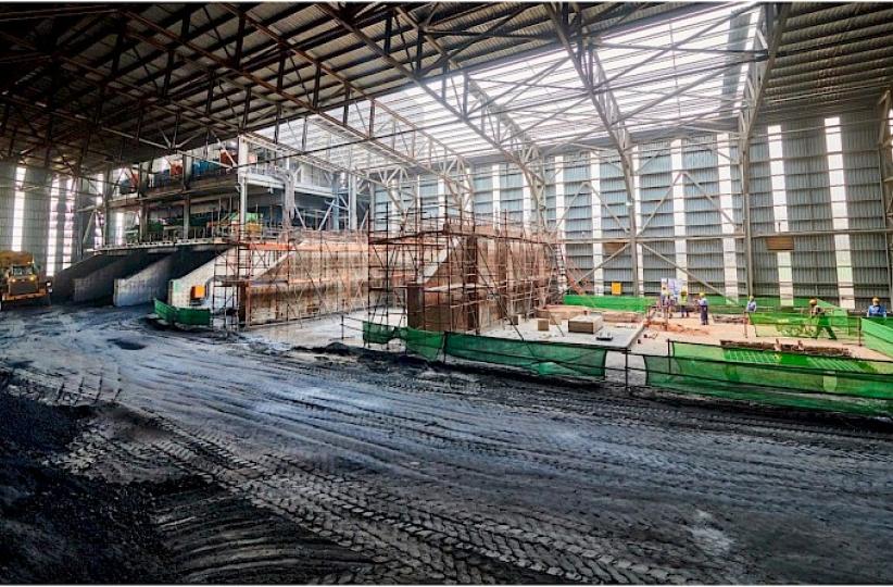 Montage de l'acier de construction et de la tôlerie pour l'épaississeur de concentré supplémentaire.