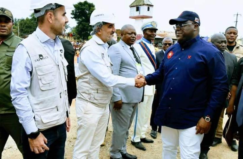 Le président de la République saluant le staff de l'entreprise qui va exécuter les travaux de cette route 