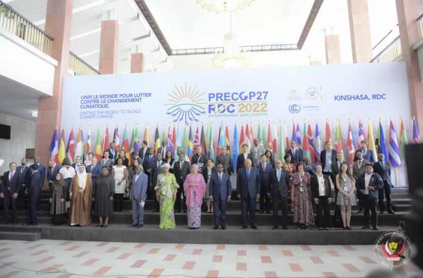Le PM Sama pose avec les participants à la Pré-COP27 de Kinshasa 