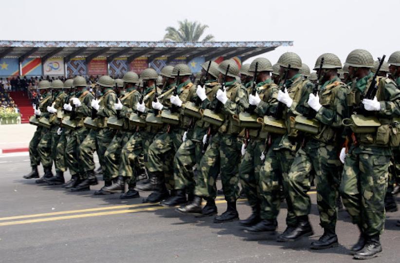 MILITAIRES EN DEFILE