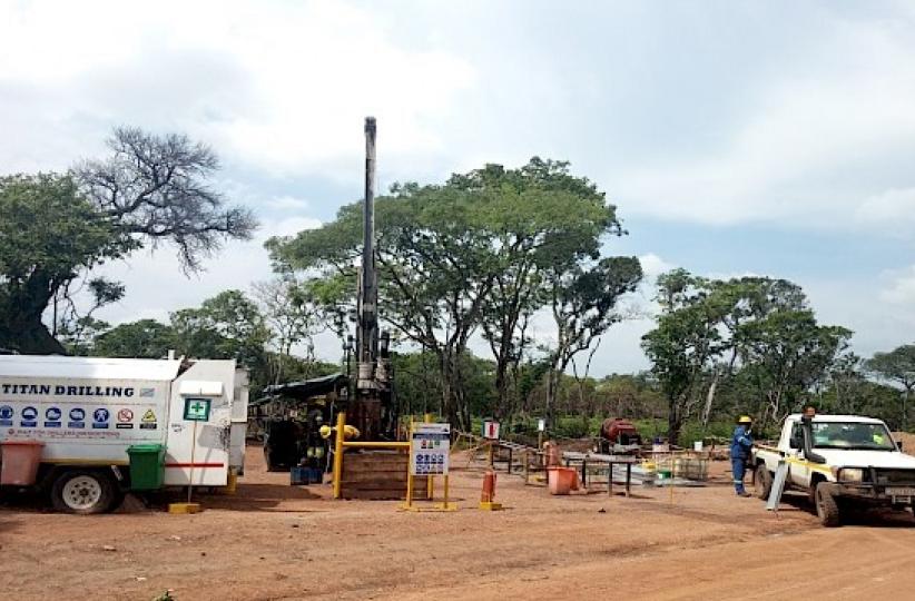 Une foreuse au diamant forant le trou DD227 entre Makoko et Kakula West.