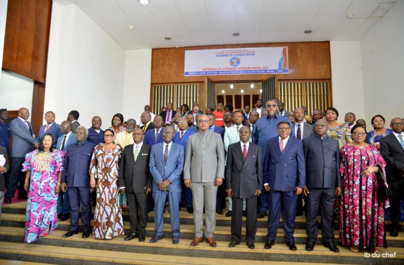Photo de famille du Bureau du CES avec les invités à l'ouverture de la session d'avril 2023