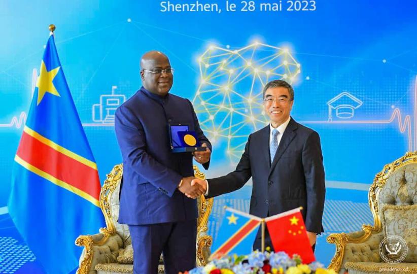 Poignée de main entre le président de la République et le président du Conseil d'administration de Huawei