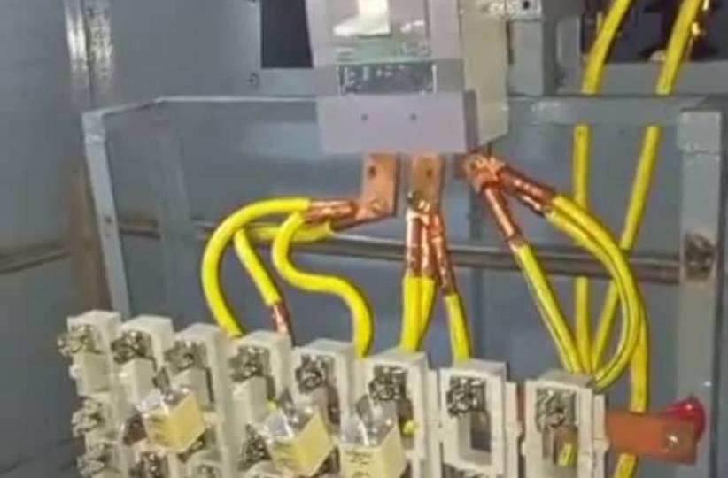 Un transformateur  dans une cabine électrique de la SNEL