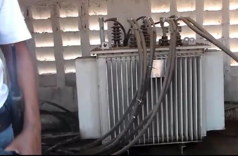 Une cabine électrique. 
