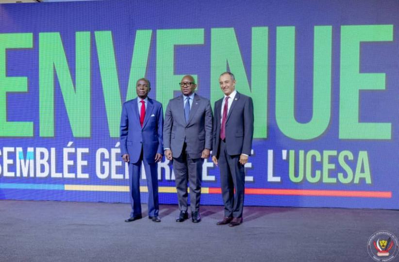 Le Premier Ministre Sama Lukonde avec à ses côtés le président du CES-RDC, Jean-Pierre Kiwakana, et le président de l'UCESA, Amehd REDA 