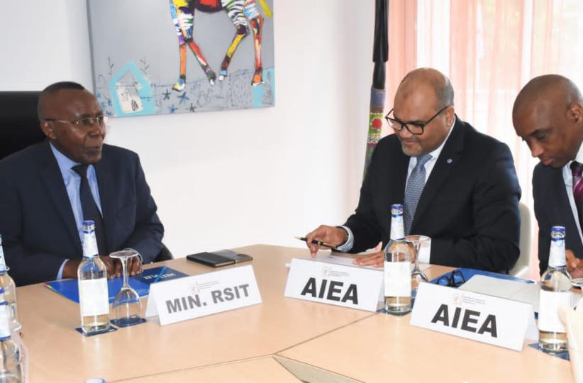 Le ministre de la Recherche scientifique et le Chef de la Division Afrique de l'AIEA 