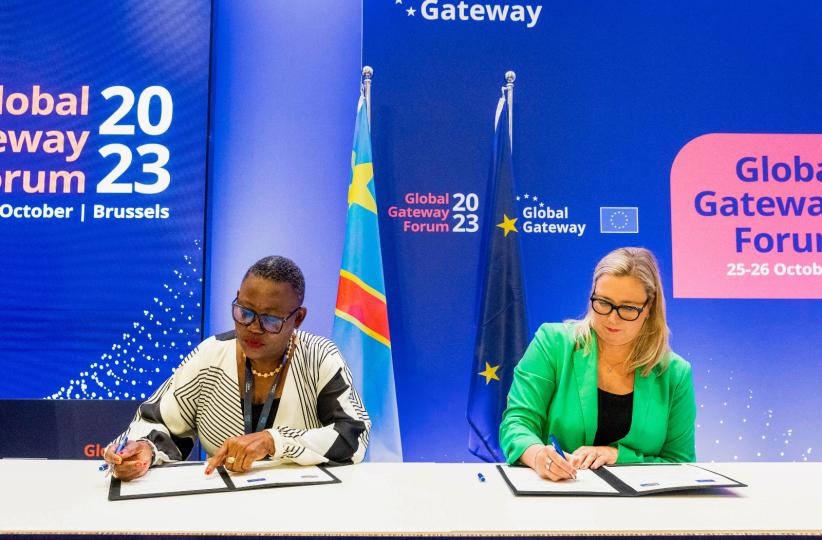 La Ministre des Mines de la RDC, Antoinette N'samba, (à gauche)posant sa signature sur cet accord 