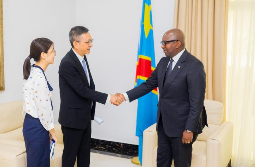 Poignée de main entre le Premier ministre Sama Lukonde et le PDG de China Jiangxi, Zhang Jian An