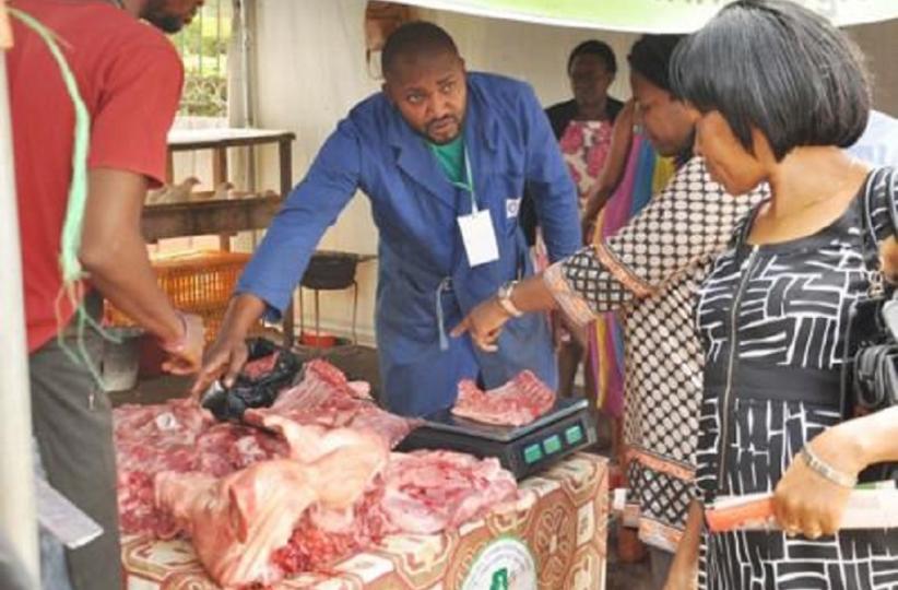 Marchands de viande dans un marché. Photo d'illustration 