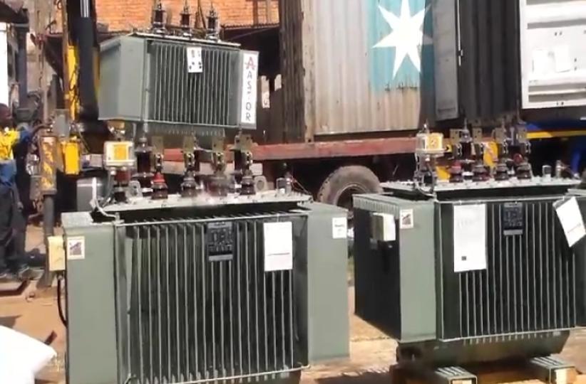 Déchargement des transformateurs au Bureau des approvisionnements de la SNEL à Lubumbashi 