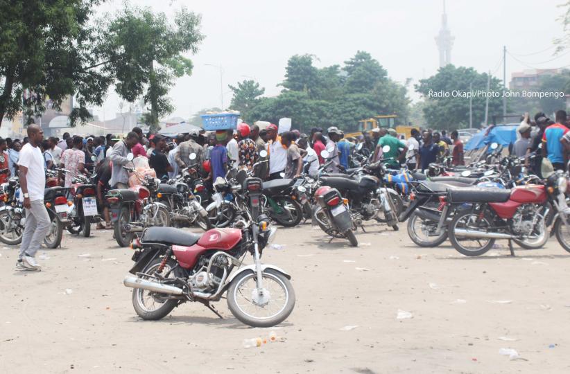 Des motocyclistes sur un parking à Kinshasa 