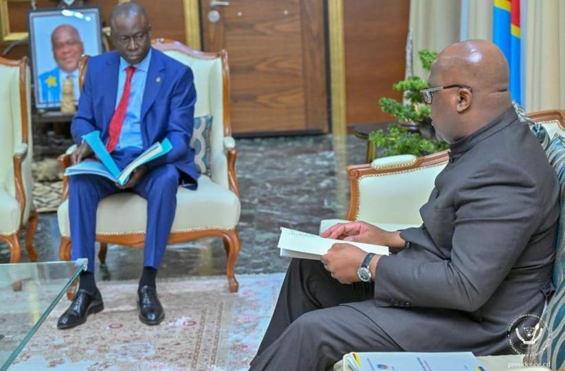 Le Président de la République recevant le rapport de l'informateur 