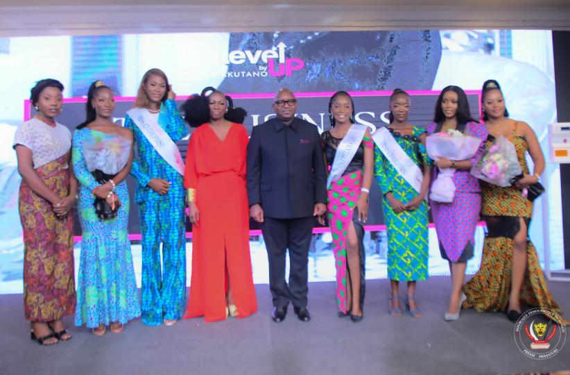 Le Premier Ministre Sama Lukonde posant avec les femmes entrepreneures 