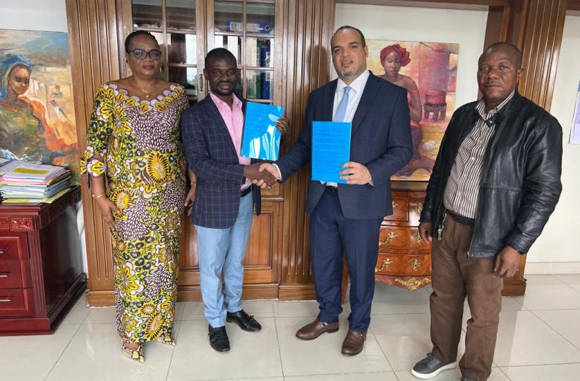 Le DG de la SNEL,  Fabrice Lusinde,  et les membres de la société civile, CORAP,  après la signature du protocole d’accord 